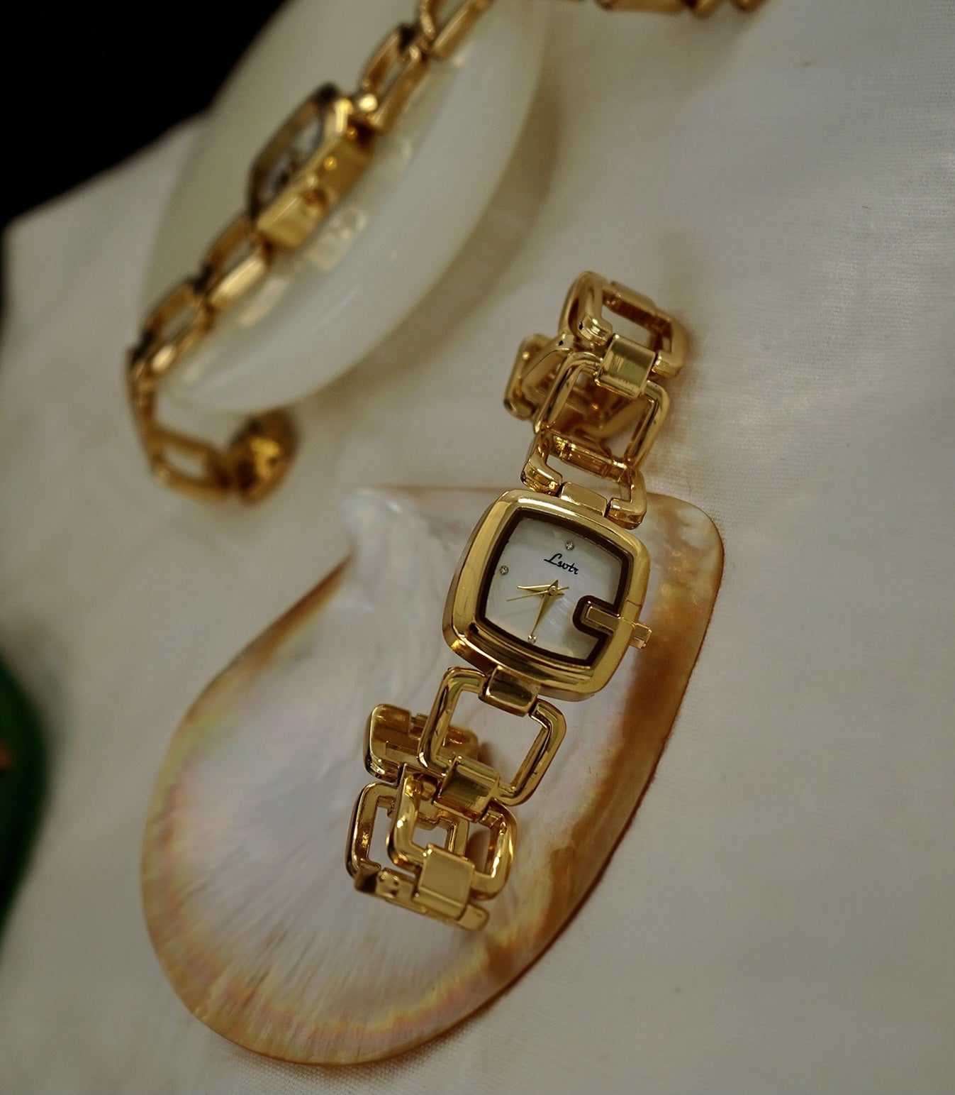 Golden Vintage Luxe Bracelet Watch ✨