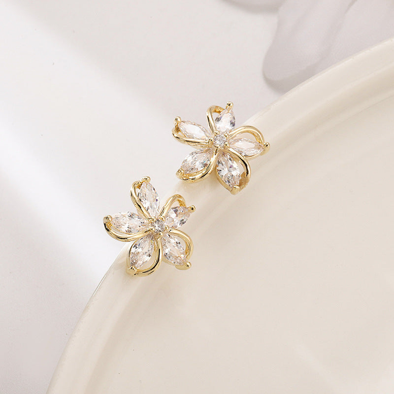 Dainty Crystal Flower Stud Earrings 🌸